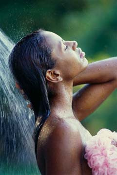 black-woman-washing-hair