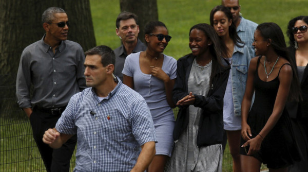 U.S. President Barack Obama walks in Central Park with daughters Sasha (4th L), Malia (3rd R) and friends in New York, July 18, 2015.  REUTERS/Kevin Lamarque  - RTX1KTZI