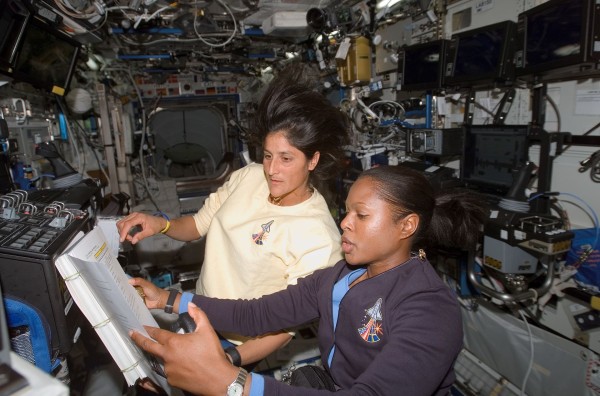 Astronauts_Joan_Higginbotham_(STS-116)_and_Sunita_Williams_(Expedition_14)_on_the_International_Space_Station