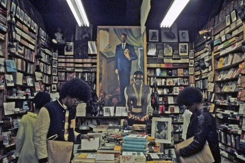 Harlem: The Ghetto. New York City- Harlem- juillet 1970: le ghetto; une librairie afro-amÈricaine exaltant le 'Black Spirit'. (Photo by Jack Garofalo/Paris Match via Getty Images)
