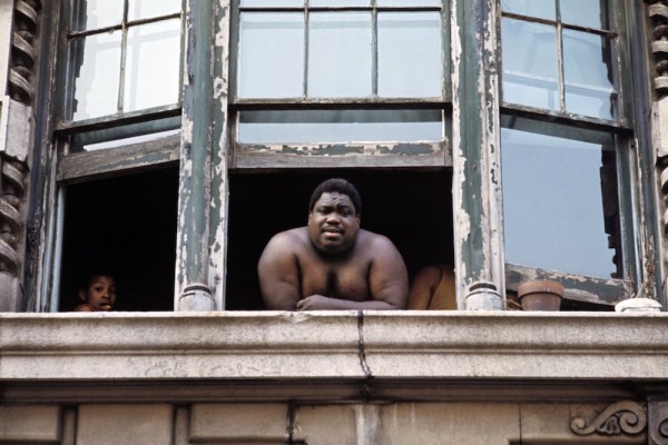 Harlem: The Ghetto. New York City- Harlem- juillet 1970: le ghetto; Big Joe, de sa fenÍtre ‡ guillotine, observe dans la rue ses amis. (Photo by Jack Garofalo/Paris Match via Getty Images)