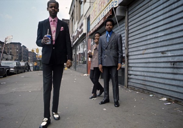 Harlem: The Ghetto. New York City- Harlem- juillet 1970: le ghetto; de jeunes afro-amÈricains trËs ÈlÈgants, en costume et chemise, se tiennent dans une rue, un milk-shake ou un sandwich en main. (Photo by Jack Garofalo/Paris Match via Getty Images)