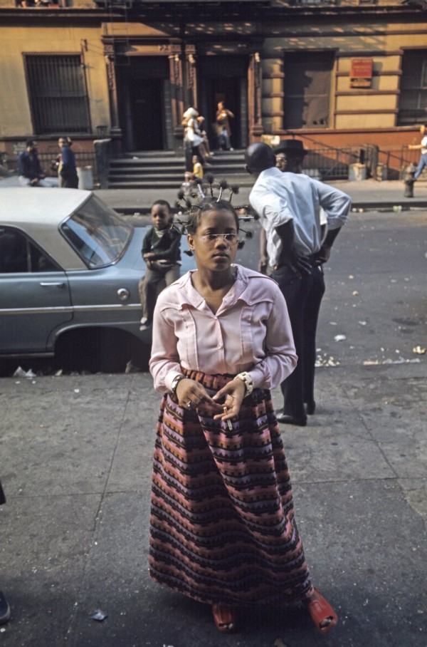 Harlem: The Ghetto. New York City- Harlem- juillet 1970: le ghetto; portrait d'une Ètudiante en Ethnologie, fumant une cigarette et dont la coiffure et la parure puisent leurs racines aux sources africaines. (Photo by Jack Garofalo/Paris Match via Getty Images)