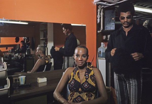 Harlem: The Ghetto. New York City- Harlem- juillet 1970: le ghetto; Chez le coiffeur, une jeune femme afro- amÈricaine sourit, le cr‚ne rasÈ. (Photo by Jack Garofalo/Paris Match via Getty Images)