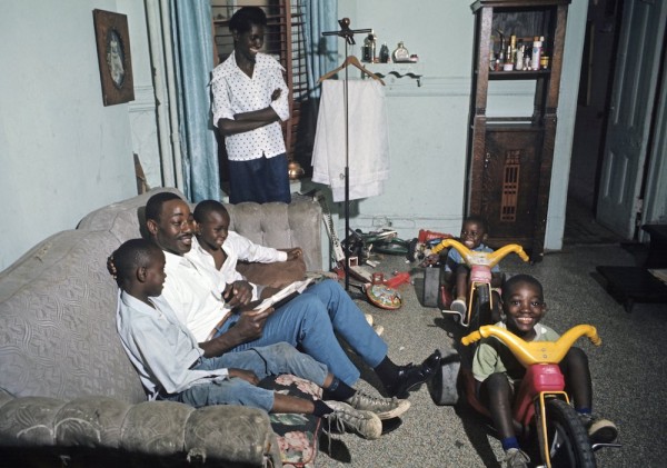 Harlem: The Ghetto. New York City- Harlem- juillet 1970: le ghetto; Billy privilÈgiÈ (boucher), sa femme et ses enfants dans leur deux piËces d'un immeuble dÈlabrÈ de la 8Ëme avenue. (Photo by Jack Garofalo/Paris Match via Getty Images)