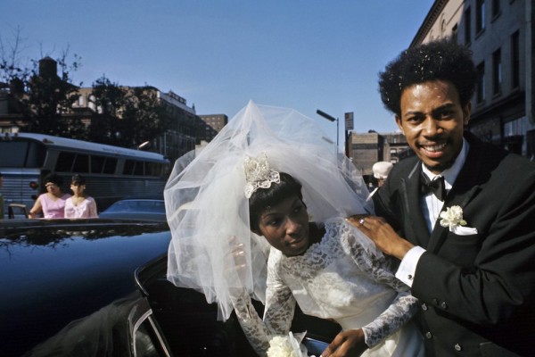 Harlem: The Ghetto. New York City- Harlem- juillet 1970: le ghetto; un couple de mariÈs afro-amÈricains sourit avant d'entrer dans une limousine noire. (Photo by Jack Garofalo/Paris Match via Getty Images)
