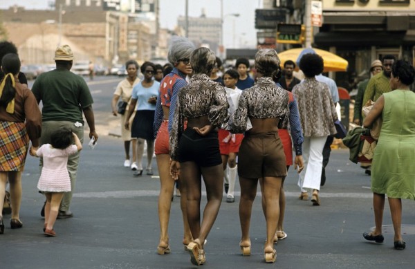 Harlem: The Ghetto. New York City- Harlem- juillet 1970: le ghetto; femmes traversant une rue. (Photo by Jack Garofalo/Paris Match via Getty Images)