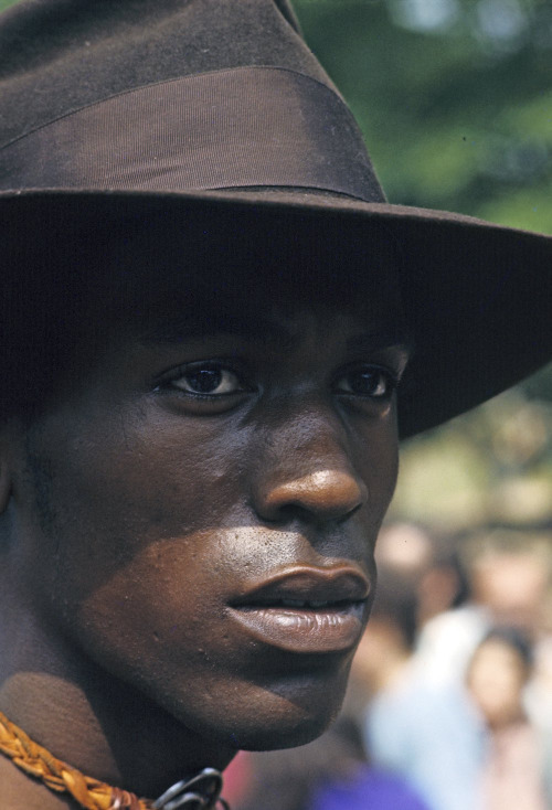 Harlem: The Ghetto. New York City- Harlem- juillet 1970: le ghetto; portrait d'un afro-amÈricain coiffÈ d'un chapeau. (Photo by Jack Garofalo/Paris Match via Getty Images)