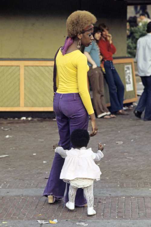 Harlem: The Ghetto. New York City- Harlem- juillet 1970: le ghetto; contraste de couleur et de taille : une femme et sa fille dans la rue. (Photo by Jack Garofalo/Paris Match via Getty Images)