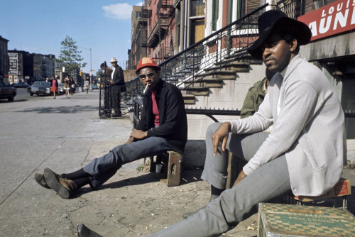 Harlem: The Ghetto. New York City- Harlem- juillet 1970: le ghetto; deux hommes sans activitÈ, assis sur des cageots, dans une rue. (Photo by Jack Garofalo/Paris Match via Getty Images)