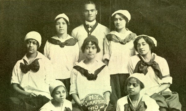 The New York Girls basketball team, 1910.