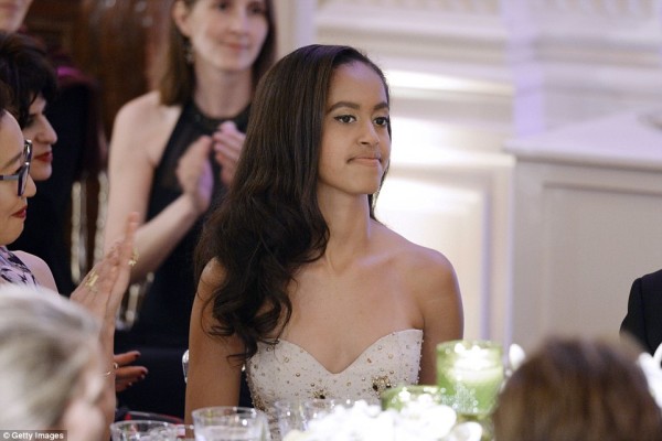 3214E68D00000578-3486839-Gorgeous_Malia_Obama_17_looked_stunning_in_a_strapless_beige_gow-a-102_1457675037070