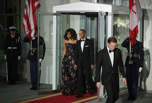 WASHINGTON, DC - MARCH 10: U.S. President Barack Obama (R) and first lady Michelle Obama (L) come out from the White House for the arrival of Canadian Prime Minister Justin Trudeau and his wife Sophie GrŽgoire Trudeau for a state dinner at the North Portico March 10, 2016 in Washington, DC. Prime Minister Trudeau is on an official visit to Washington. (Photo by Alex Wong/Getty Images)