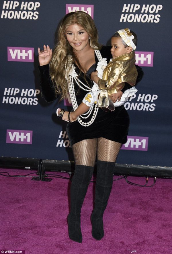 Lil Kim with daughter Royal Reign on the red carpet of the VH1 Hip Hop Honors
